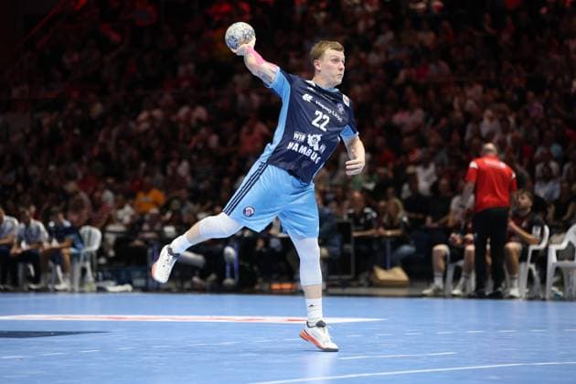 Noah Beyer ( 22; HSV Hamburg) zieht in der Volkswagen Halle Braunschweig zum Wurf ab und hält den Ball mit ausgestrecktem Arm hoch. Der Linksaußen ist im vollen Wurfmoment mit angehobenem Bein zu sehen, im Hintergrund eine gut gefüllte Zuschauertribüne. Noah Beyer ( 22; HSV Hamburg) beim Wurf in der Volkswagen Halle *** Noah Beyer, 22, of HSV Hamburg takes a shot at the Volkswagen Halle in Braunschweig and holds the ball aloft with his arm outstretched. The left wing can be seen in the middle of his shot, with one leg raised, with a well-filled spectator stand in the background. Noah Beyer, 22, of HSV Hamburg, taking a shot at the Volkswagen Halle Copyright: xspeedshotx