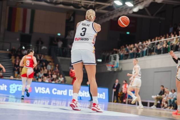 Alexandra Wilke ( 3; Deutschland A-Natio DamenBB 2026) spielt einen Pass, der Ball ist bereits in der Luft. Im Hintergrund ist Ágnes Studer ( 9; Hungary) zu sehen. Alexandra Wilke ( 3; Deutschland) beim Pass in der Sparkassen-Arena *** Alexandra Wilke 3 (Germany A National Women s BB 2026) makes a pass; the ball is already in the air. Ágnes Studer 9 (Hungary) can be seen in the background. Alexandra Wilke 3 (Germany) making a pass at the Sparkassen Arena Copyright: xJoelxKruehlerx