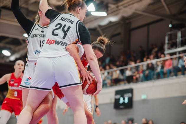 Lina Sontag ( 24; Deutschland A-Natio DamenBB 2026) kämpft gemeinsam mit einer Mitspielerin intensiv um den Ballbesitz gegen eine ungarische Spielerin in der Sparkassen-Arena Göttingen. Im Hintergrund sind die voll besetzten Zuschauerränge zu sehen. Lina Sontag ( 24; Deutschland) im Zweikampf um den Ball gegen Ungarn *** Lina Sontag, 24, Germany, A National Women’s BB 2026, fights intensely with a teammate for possession against a Hungarian player at the Sparkassen Arena in Göttingen. In the background, the packed stands can be seen. Lina Sontag, 24, Germany, in a battle for the ball against Hungary Copyright: xJoelxKruehlerx