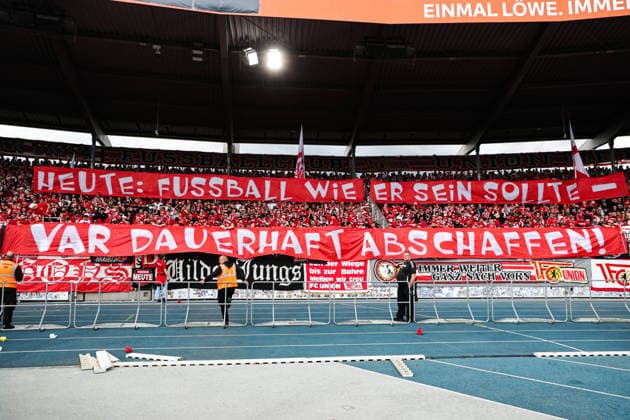 Protestbanner gegen den VAR im Fanblock vom 1. FC Union Berlin - 1. Hauptrunde DFB Pokal Saison 2026-2027 Eintracht Braunschweig vs. 1. FC Union Berlin im Eintracht Stadion in Braunschweig - Fußball,Mann,Männer,Deutschland,23.08.2026 *** Protest banner against VAR in the 1. FC Union Berlin fan section during the first round of the 2026–2027 DFB Cup season: Eintracht Braunschweig vs. 1. FC Union Berlin at Eintracht Stadium in Braunschweig. Soccer, Man,Men, Germany, August 23, 2026