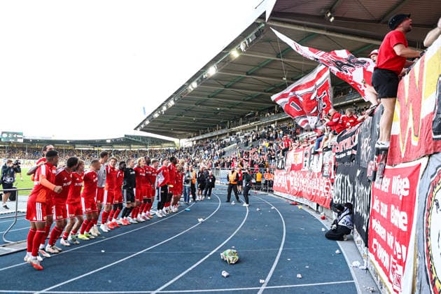 Die Mannschaft vom 1. FC Union Berlin feiert den Sieg vor dem Fanblock - 1. Hauptrunde DFB Pokal Saison 2026-2027 Eintracht Braunschweig vs. 1. FC Union Berlin im Eintracht Stadion in Braunschweig - Aktion,Fußball,Mann,Männer,Deutschland,23.08.2026 *** The 1. FC Union Berlin team celebrates their victory in front of Fan Block 1. DFB Cup Main Round, 2026–2027 season: Eintracht Braunschweig vs. 1. FC Union Berlin at Eintracht Stadium in Braunschweig. Action, soccer, man,Men, Germany, August 23, 2026