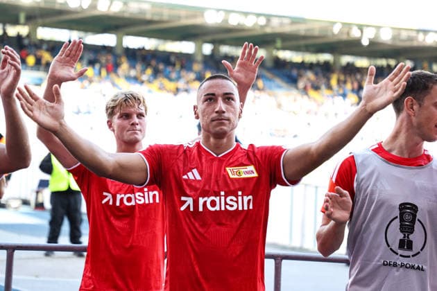 Marin Ljubicic (1. FC Union Berlin,27) feiert vor dem Fanblock - 1. Hauptrunde DFB Pokal Saison 2026-2027 Eintracht Braunschweig vs. 1. FC Union Berlin im Eintracht Stadion in Braunschweig - Aktion,Fußball,Mann,Männer,Deutschland,23.08.2026 *** Marin Ljubicic of 1. FC Union Berlin, age 27, celebrates in front of Fan Block 1 during the first round of the 2026–2027 DFB Cup season: Eintracht Braunschweig vs. 1. FC Union Berlin at the Eintracht Stadium in Braunschweig. Action, soccer, man,Men, Germany, August 23, 2026