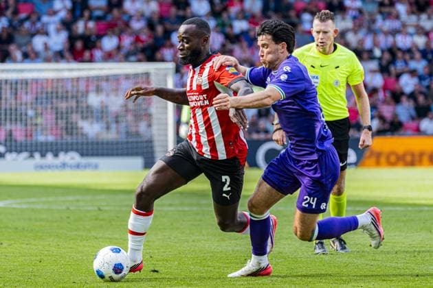EINDHOVEN - Lutsharel Geertruida of PSV Eindhoven battles for possession with Pelle Clement of FC Groningen during the Eredivisie match between PSV Eindhoven and FC Groningen at the Philips Stadium on August 23, 2026, in Eindhoven, the Netherlands. KEVIN SENDERS ANP Eredivisie 2026 27 xVIxANPxSportx xMarcelxterxBalsxIVx 566112544 originalFilename: 566112544.jpg