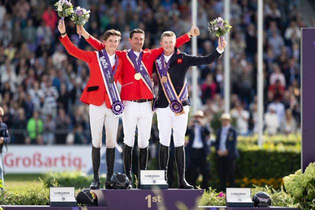 Steve GUERDAT (SUI) (mi.) auf Dynamix de Belheme gewinnt die Gold Medaille, Thibeau SPITS (BEL) (li.) auf Impress-K van t Kattenheye Z gewinnt Silber, Harry CHARLES (GBR) (re.) auf LT Holst Fredaauf gewinnt Bronze, Jubel, Freude, Lachen, Siegerehrung, Springen S3, Umlauf A, FEI Jumping World Championship, WM, Weltmeisterschaft - Individual Final - LONGINES-Preis, am 23.08.2026, FEI Reit Weltmeisterschaft Aachen 2026 vom 11. - 23.08.2026 in Aachen Deutschland; Â *** Steve GUERDAT (SUI), riding Dynamix de Belheme, wins the gold medal, Thibeau SPITS (BEL) riding Impress K van t Kattenheye Z wins silver; Harry CHARLES (GBR) riding LT Holst Fredaauf wins bronze; cheers, joy, laughter, award ceremony, Show Jumping S3, Round A, FEI Jumping World Championship Individual Final LONGINES Prize, on August 23, 2026, FEI World Equestrian Games Aachen 2026 from August 11–23, 2026, in Aachen, Germany Â