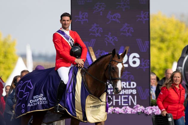 Steve GUERDAT (SUI) (mi.) auf Dynamix de Belheme gewinnt die Gold Medaille, auf dem Weg zur Siegerehrung, Springen S3, Umlauf A, FEI Jumping World Championship, WM, Weltmeisterschaft - Individual Final - LONGINES-Preis, am 23.08.2026, FEI Reit Weltmeisterschaft Aachen 2026 vom 11. - 23.08.2026 in Aachen Deutschland; Â *** Steve GUERDAT (SUI), riding Dynamix de Belheme, wins the gold medal on his way to the medal ceremony in the S3 Jumping, Round A, FEI Jumping World Championship Individual Final LONGINES Prize, on August 23, 2026, FEI World Equestrian Games Aachen 2026, August 11–23, 2026, in Aachen, Germany Â