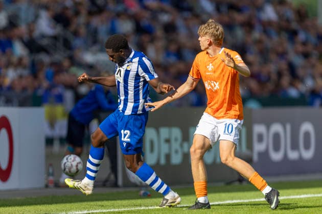 GER, Jena, Fussball, DFB-Pokal, 1. Hauptrunde, FC Carl-Zeiss Jena vs. SV Darmstadt 98 im Bild v.l.: Malik Talabidi (FC Carl-Zeiss Jena 12), Nicolas Verkooijen (SV Darmstadt 98 10), Zweikampf 23.08.2026, Ernst Abbe Sportfeld Jena DFB REGULATIONS PROHIBIT ANY USE OF PHOTOGRAPHS AS IMAGE SEQUENCES AND OR QUASI-VIDEO, *** GER, Jena, Soccer, DFB Cup, 1st Round, FC Carl Zeiss Jena vs. SV Darmstadt 98; pictured from left: Malik Talabidi (FC Carl Zeiss Jena 12), Nicolas Verkooijen, SV Darmstadt 98 10, tackle, August 23, 2026, Ernst Abbe Sportfeld, Jena. DFB regulations prohibit any use of photographs as image sequences and or quasi-video, Copyright: HMBxMedia PaulxFritz