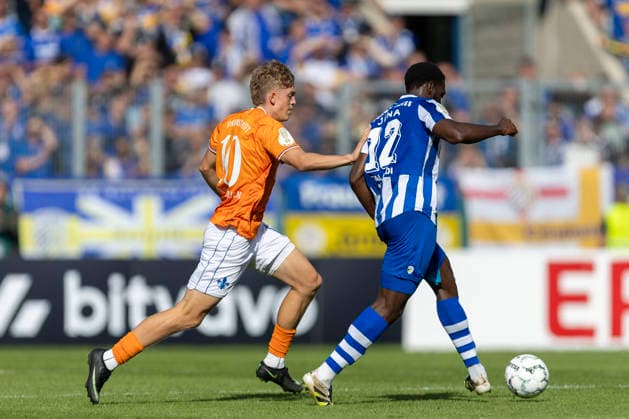 GER, Jena, Fussball, DFB-Pokal, 1. Hauptrunde, FC Carl-Zeiss Jena vs. SV Darmstadt 98 im Bild v.l.: Nicolas Verkooijen (SV Darmstadt 98 10), Malik Talabidi (FC Carl-Zeiss Jena 12), Zweikampf 23.08.2026, Ernst Abbe Sportfeld Jena DFB REGULATIONS PROHIBIT ANY USE OF PHOTOGRAPHS AS IMAGE SEQUENCES AND OR QUASI-VIDEO, *** GER, Jena, Soccer, DFB Cup, 1st Round, FC Carl Zeiss Jena vs. SV Darmstadt 98; pictured from left: Nicolas Verkooijen (SV Darmstadt 98) 10, Malik Talabidi, FC Carl Zeiss Jena 12, tackle, August 23, 2026, Ernst Abbe Sportfeld, Jena. DFB regulations prohibit any use of photographs as image sequences and or quasi-video, Copyright: HMBxMedia PaulxFritz