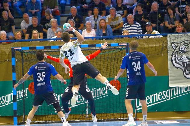 Torwurf von Ediz Aktas (Dresden) Handball DHB-Pokal 2026 27 EHV Aue - HC Elbflorenz Dresden am 23.8.2026 EHV Aue - HC Elbflorenz Dresden *** Goal by Ediz Aktas, Dresden Handball, DHB Cup 2026–27, EHV Aue vs. HC Elbflorenz Dresden on August 23, 2026, EHV Aue vs. HC Elbflorenz Dresden
