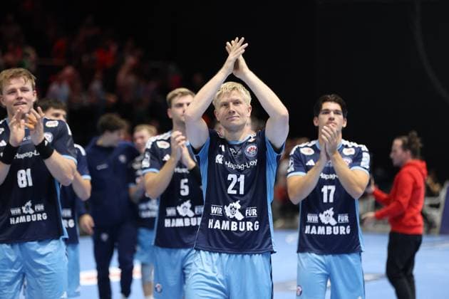 Frederik Bo Andersen ( 21; HSV Hamburg) applaudiert mit erhobenen Händen in Richtung der Fans, flankiert von Martin Hovde ( 81; HSV Hamburg) und Kaj Geenen ( 17; HSV Hamburg). Das gesamte Team feiert gemeinsam in der Volkswagen Halle in Braunschweig. Frederik Bo Andersen ( 21; HSV Hamburg) beim Jubel mit dem Team *** Frederik Bo Andersen, 21, of HSV Hamburg, applauds with his hands raised toward the fans, flanked by Martin Hovde 81 of HSV Hamburg and Kaj Geenen 17 of HSV Hamburg. The entire team celebrates together at the Volkswagen Halle in Braunschweig. Frederik Bo Andersen 21 of HSV Hamburg celebrates with the team. Copyright: xspeedshotx
