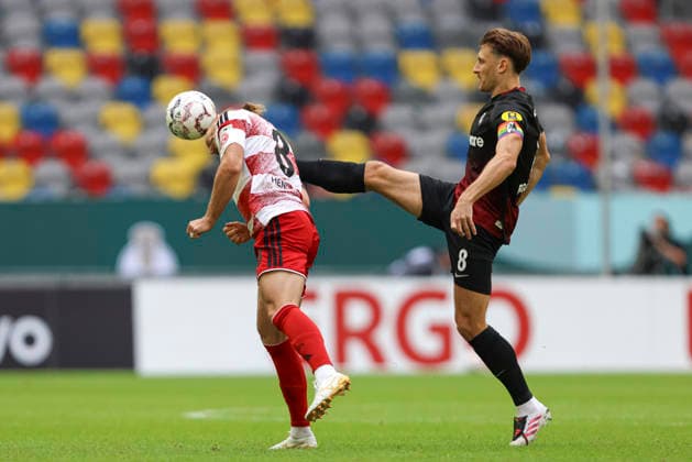 Jorrit Hendrix (Fortuna Duesseldorf) und Maximilian Eggestein (SC Freiburg) im Zweikampf waehrend des Spiels der 1. Runde des DFB-Pokal zwischen Fortuna Duesseldorf und SC Freiburg, Merkur Spiel-Arena am 23. August 2026 in Duesseldorf, Deutschland. (Foto von Oliver Kaelke DeFodi Images) +++ Jorrit Hendrix (Fortuna Duesseldorf) und Maximilian Eggestein (SC Freiburg) battle for the ball during the 1st round match of the DFB-Pokal between Fortuna Duesseldorf and SC Freiburg at Merkur Spiel-Arena on August 23, 2026 in Dusseldorf, Germany. (Photo by Oliver Kaelke DeFodi Images) DFB DFL REGULATIONS PROHIBIT ANY USE OF PHOTOGRAPHS AS IMAGE SEQUENCES AND OR QUASI-VIDEO. (Photo by Oliver Kaelke DeFodi Images) - *** Jorrit Hendrix of Fortuna Düsseldorf and Maximilian Eggestein of SC Freiburg battle for the ball during the first-round match of the DFB Cup between Fortuna Düsseldorf and SC Freiburg at the Merkur Spiel Arena on August 23, 2026, in Düsseldorf, Germany. Photo by Oliver Kaelke, DeFodi Images. Jorrit Hendrix of Fortuna Düsseldorf and Maximilian Eggestein of SC Freiburg battle for the ball during the first-round match of the DFB Cup between Fortuna Düsseldorf and SC Freiburg at Merkur Spiel Arena on August 23, 2026 in Düsseldorf, Germany. Photo by Oliver Kaelke, DeFodi Images. DFB and DFL regulations prohibit any use of photographs as image sequences and or quasi-video. Photo by Oliver Kaelke, DeFodi Images.