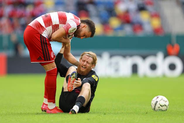 Jan-Niklas Beste (SC Freiburg) verletzt am Boden waehrend des Spiels der 1. Runde des DFB-Pokal zwischen Fortuna Duesseldorf und SC Freiburg, Merkur Spiel-Arena am 23. August 2026 in Duesseldorf, Deutschland. (Foto von Oliver Kaelke DeFodi Images) +++ Jan-Niklas Beste (SC Freiburg) injured on the ground during the 1st round match of the DFB-Pokal between Fortuna Duesseldorf and SC Freiburg at Merkur Spiel-Arena on August 23, 2026 in Dusseldorf, Germany. (Photo by Oliver Kaelke DeFodi Images) DFB DFL REGULATIONS PROHIBIT ANY USE OF PHOTOGRAPHS AS IMAGE SEQUENCES AND OR QUASI-VIDEO. (Photo by Oliver Kaelke DeFodi Images) - *** Jan Niklas Beste of SC Freiburg lies injured on the ground during the first-round DFB Cup match between Fortuna Düsseldorf and SC Freiburg at the Merkur Spiel Arena on August 23, 2026, in Düsseldorf, Germany. Photo by Oliver Kaelke, DeFodi Images. Jan Niklas Beste of SC Freiburg lies injured on the ground during the first-round match of the DFB Cup between Fortuna Düsseldorf and SC Freiburg at Merkur Spiel Arena on August 23, 2026 in Düsseldorf, Germany. Photo by Oliver Kaelke, DeFodi Images. DFB and DFL regulations prohibit any use of photographs as image sequences and or quasi-video. Photo by Oliver Kaelke, DeFodi Images.