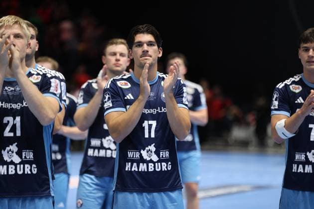 Kaj Geenen ( 17; HSV Hamburg) applaudiert gemeinsam mit Frederik Bo Andersen ( 21; HSV Hamburg) und weiteren Teamkollegen in Richtung der Zuschauer. Die Mannschaft steht geschlossen auf dem Spielfeld der Volkswagen Halle in Braunschweig. Kaj Geenen ( 17; HSV Hamburg) applaudiert mit Teamkollegen nach dem Spiel *** Kaj Geenen (17), HSV Hamburg, joins Frederik Bo Andersen (21), HSV Hamburg, and other teammates in applauding the crowd. The team stands together on the court at the Volkswagen Halle in Braunschweig. Kaj Geenen (17), HSV Hamburg, applauds with his teammates after the game. Copyright: xspeedshotx