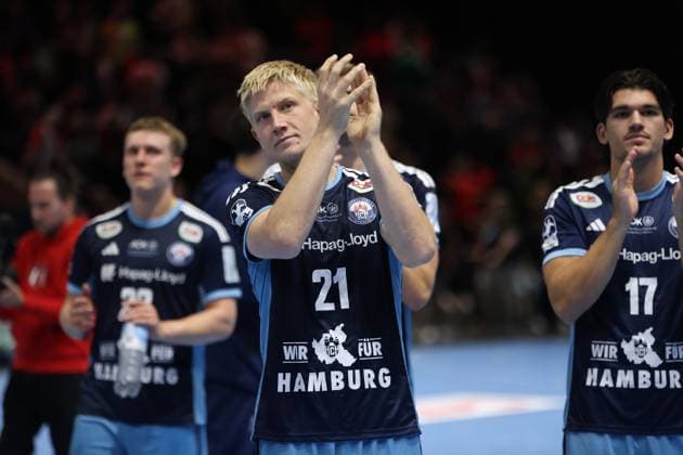 Frederik Bo Andersen ( 21; HSV Hamburg) klatscht nach dem Spiel in der Volkswagen Halle Braunschweig in die Hände, flankiert von Kaj Geenen ( 17; HSV Hamburg) und einem weiteren Mitspieler. Die HSV-Spieler bedanken sich bei den Zuschauern. Frederik Bo Andersen ( 21; HSV Hamburg) und Kaj Geenen ( 17; HSV Hamburg) applaudieren den Fans *** Frederik Bo Andersen, 21, of HSV Hamburg claps his hands after the game at the Volkswagen Halle in Braunschweig, flanked by Kaj Geenen, 17, of HSV Hamburg, and another teammate. The HSV players thank the spectators. Frederik Bo Andersen, 21, of HSV Hamburg, and Kaj Geenen, 17, of HSV Hamburg, applaud the fans. Copyright: xspeedshotx