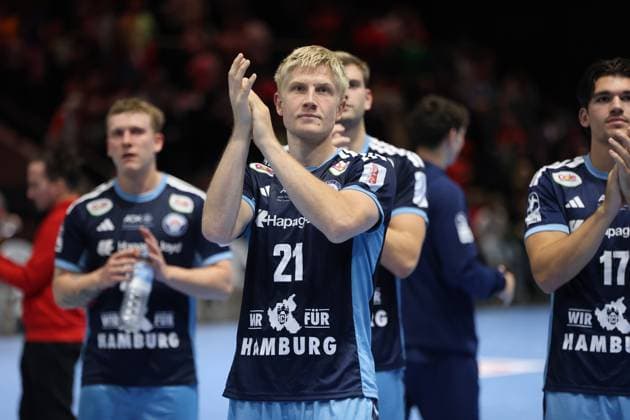 Frederik Bo Andersen ( 21; HSV Hamburg) klatscht nach dem Spiel in der Volkswagen Halle Braunschweig in die Hände und bedankt sich bei den Zuschauern. Kaj Geenen ( 17; HSV Hamburg) applaudiert rechts neben ihm. Frederik Bo Andersen ( 21; HSV Hamburg) applaudiert den Fans in Braunschweig *** Frederik Bo Andersen (21), HSV Hamburg, claps his hands after the game at the Volkswagen Halle in Braunschweig and thanks the spectators. Kaj Geenen (17), HSV Hamburg, applauds to the right of him, while Frederik Bo Andersen (21), HSV Hamburg, applauds the fans in Braunschweig. Copyright: xspeedshotx