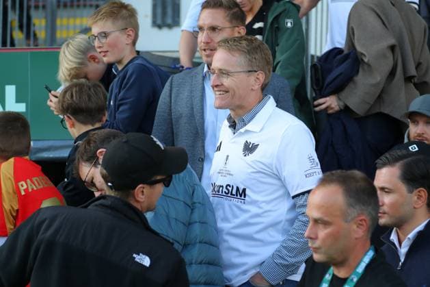 23.08.26, GER, DFB-Pokal, Fussball, 1.Runde, Saison 2026 2027, Dietmar-Scholze-Stadion an der Lohmuehle, 1.FC Phönix Lübeck vs SC Paderborn 07 Feature Impressionen Der Ministerpräsident des Landes Schleswig-Holstein Daniel Günther (CDU) im Trikot vom 1.FC Phönix Lübeck 1.FC Phoenix Luebeck Foto nordphoto GmbH Tauchnitz Luebeck Dietmar-Scholze-Stadion an der Lohmuehle SH Germany *** August 23, 2026, GER, DFB Cup, Soccer, 1st Round, 2026–2027 Season, Dietmar Scholze Stadium an der Lohmuehle, 1. FC Phönix Lübeck vs. SC Paderborn 07 Feature: Impressions of Schleswig-Holstein’s Minister President Daniel Günther (CDU) wearing a 1. FC Phönix Lübeck jersey. 1. FC Phönix Lübeck. Photo: nordphoto GmbH, Tauchnitz, Lübeck. Dietmar Scholze Stadium an der Lohmuehle, SH, Germany Copyright: xnordphotoxGmbHx xTauchnitzx