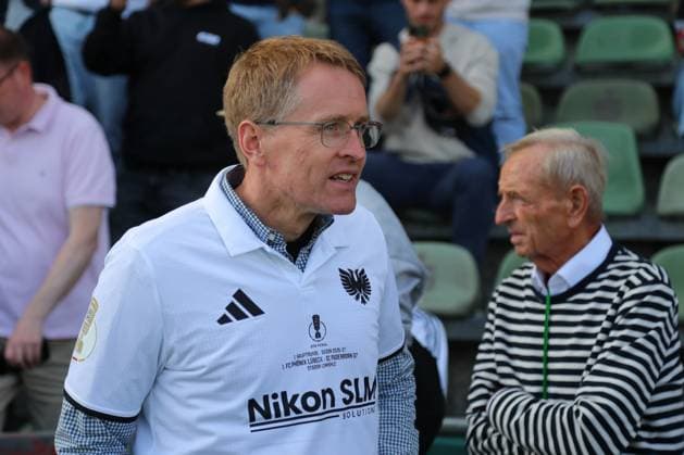 23.08.26, GER, DFB-Pokal, Fussball, 1.Runde, Saison 2026 2027, Dietmar-Scholze-Stadion an der Lohmuehle, 1.FC Phönix Lübeck vs SC Paderborn 07 Feature Impressionen Der Ministerpräsident des Landes Schleswig-Holstein Daniel Günther (CDU) im Trikot vom 1.FC Phönix Lübeck 1.FC Phoenix Luebeck Foto nordphoto GmbH Tauchnitz Luebeck Dietmar-Scholze-Stadion an der Lohmuehle SH Germany *** August 23, 2026, GER, DFB Cup, Soccer, 1st Round, 2026–2027 Season, Dietmar Scholze Stadium an der Lohmuehle, 1. FC Phönix Lübeck vs. SC Paderborn 07 Feature: Impressions of Schleswig-Holstein’s Minister President Daniel Günther (CDU) wearing a 1. FC Phönix Lübeck jersey. 1. FC Phönix Lübeck. Photo: nordphoto GmbH, Tauchnitz, Lübeck. Dietmar Scholze Stadium an der Lohmuehle, SH, Germany Copyright: xnordphotoxGmbHx xTauchnitzx