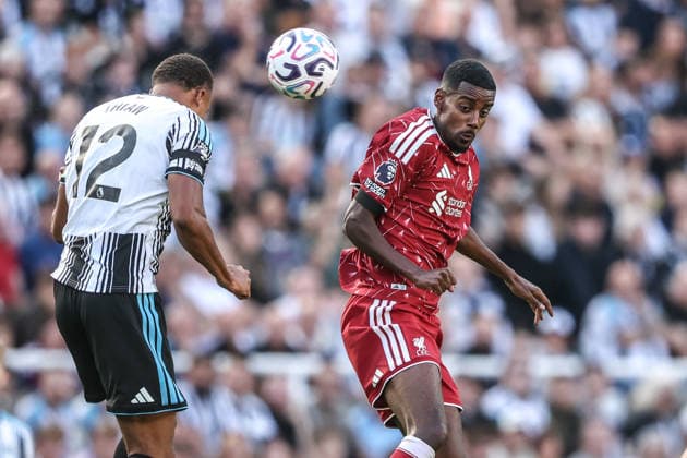 Premier League: Newcastle Untied v Liverpool Malick Thiaw of Newcastle United heads clear of Alexander Isak of Liverpool during the Premier League match Newcastle Untied vs Liverpool at St. James s Park, Newcastle, United Kingdom on 23 August 2026 (Photo by Alfie Cosgrove News Images) Newcastle St. James s Park Tyne and Wear United Kingdom Copyright: xAlfiexCosgrove NewsxImagesx