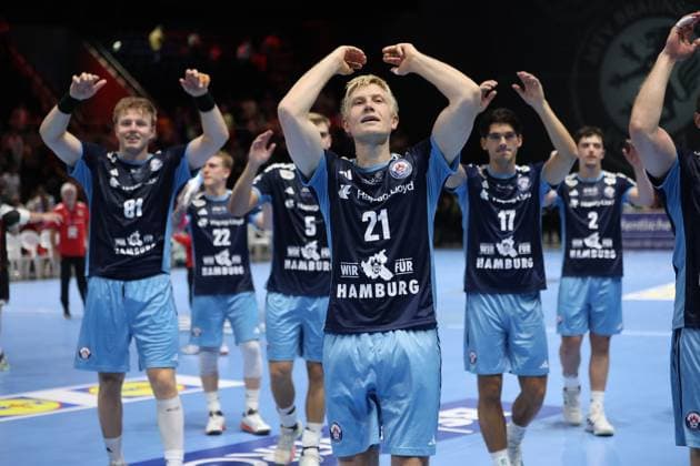Frederik Bo Andersen ( 21; HSV Hamburg) reckt die Arme in die Höhe und feiert gemeinsam mit Martin Hovde ( 81; HSV Hamburg) und Kaj Geenen ( 17; HSV Hamburg) sowie weiteren Teamkollegen vor den Fans in der Volkswagen Halle Braunschweig. Die gesamte Mannschaft des HSV Hamburg applaudiert und bedankt sich beim Publikum nach dem Spiel. Frederik Bo Andersen ( 21; HSV Hamburg) führt Jubelfeier mit Team *** Frederik Bo Andersen 21 (HSV Hamburg) raises his arms in the air and celebrates alongside Martin Hovde 81 (HSV Hamburg), Kaj Geenen 17 (HSV Hamburg), and other teammates in front of the fans at the Volkswagen Halle in Braunschweig. The entire HSV Hamburg team applauds and thanks the crowd after the game. Frederik Bo Andersen, No. 21 of HSV Hamburg, leads the team’s victory celebration Copyright: xspeedshotx