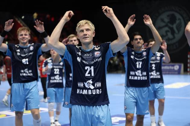 Frederik Bo Andersen ( 21; HSV Hamburg) reckt jubelnd die Arme in die Höhe und feiert mit seinen Teamkollegen, darunter Kaj Geenen ( 17; HSV Hamburg) und Martin Hovde ( 81; HSV Hamburg), den Sieg in der Volkswagen Halle Braunschweig. Die gesamte Mannschaft des HSV Hamburg applaudiert gemeinsam den Fans. Frederik Bo Andersen ( 21; HSV Hamburg) beim Jubel nach dem Sieg *** Frederik Bo Andersen 21 of HSV Hamburg raises his arms in triumph and celebrates with his teammates, including Kaj Geenen (17, HSV Hamburg) and Martin Hovde (81, HSV Hamburg), celebrating their victory at the Volkswagen Halle in Braunschweig. The entire HSV Hamburg team applauds the fans together. Frederik Bo Andersen (21, HSV Hamburg) celebrates after the victory. Copyright: xspeedshotx