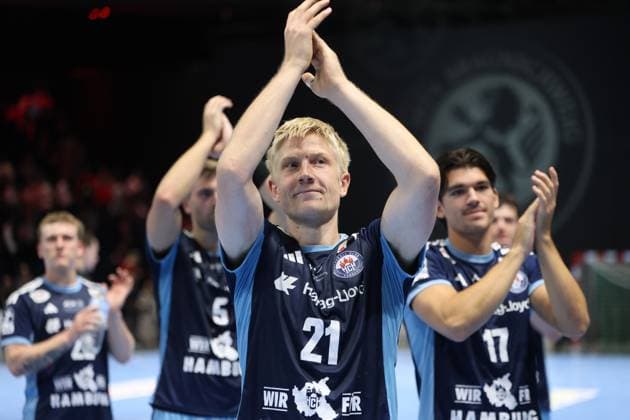 Frederik Bo Andersen ( 21; HSV Hamburg) klatscht mit erhobenen Armen in die Hände und feiert mit seinen Mitspielern, darunter Kaj Geenen ( 17; HSV Hamburg), den Sieg in der Volkswagen Halle Braunschweig. Die gesamte Mannschaft des HSV Hamburg applaudiert gemeinsam in Richtung der Fans. Frederik Bo Andersen ( 21; HSV Hamburg) und Kaj Geenen ( 17; HSV Hamburg) beim Jubel *** Frederik Bo Andersen, No. 21 of HSV Hamburg, claps his hands with his arms raised and celebrates with his teammates, including Kaj Geenen, 17, of HSV Hamburg, celebrating the victory at the Volkswagen Halle in Braunschweig. The entire HSV Hamburg team applauds together toward the fans. Frederik Bo Andersen, 21, of HSV Hamburg, and Kaj Geenen, 17, of HSV Hamburg, celebrate. Copyright: xspeedshotx