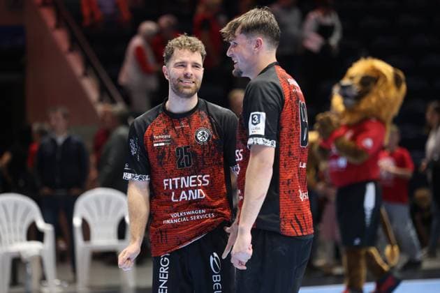 Bela Pieles ( 25; MTV Braunschweig) lacht und ballt die Faust nach einem erfolgreichen Moment in der Volkswagen Halle Braunschweig. Im Hintergrund ist das Maskottchen des Vereins zu sehen. Bela Pieles ( 25; MTV Braunschweig) jubelt mit Teamkollege *** Bela Pieles, 25, of MTV Braunschweig laughs and pumps his fist after a successful play at the Volkswagen Halle in Braunschweig. The club s mascot can be seen in the background. Bela Pieles, 25, of MTV Braunschweig celebrates with a teammate. Copyright: xspeedshotx