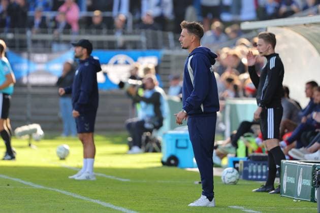 23.08.26, GER, DFB-Pokal, Fussball, 1.Runde, Saison 2026 2027, Dietmar-Scholze-Stadion an der Lohmuehle, 1.FC Phönix Lübeck vs SC Paderborn 07 Coachingzone Seitenlinie Trainerbereich Technische Zone. Trainer Kevin Wölk Kevin Woelk (1.FC Phoenix Luebeck) Foto nordphoto GmbH Tauchnitz Luebeck Dietmar-Scholze-Stadion an der Lohmuehle SH Germany *** August 23, 2026, Germany, DFB Cup, Soccer, First Round, 2026–2027 Season, Dietmar Scholze Stadium an der Lohmühle, 1 FC Phoenix Lübeck vs. SC Paderborn 07 Coaching Zone, Sideline, Coach s Area, Technical Zone; Coach Kevin Wölk (Kevin Woelk), 1 FC Phoenix Lübeck; Photo: nordphoto GmbH, Tauchnitz, Lübeck; Dietmar Scholze Stadium an der Lohmühle, SH, Germany Copyright: xnordphotoxGmbHx xTauchnitzx