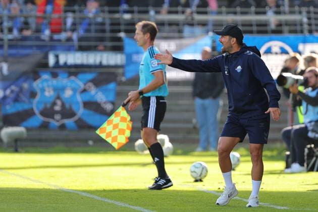 23.08.26, GER, DFB-Pokal, Fussball, 1.Runde, Saison 2026 2027, Dietmar-Scholze-Stadion an der Lohmuehle, 1.FC Phönix Lübeck vs SC Paderborn 07 Coachingzone Seitenlinie Trainerbereich Technische Zone. Trainer Ralf Kettemann (SC Paderborn 07) gibt Anweisungen gestikuliert und schreit Foto nordphoto GmbH Tauchnitz Luebeck Dietmar-Scholze-Stadion an der Lohmuehle SH Germany *** August 23, 2026, GER, DFB Cup, Soccer, 1st Round, 2026–2027 Season, Dietmar Scholze Stadium an der Lohmuehle, 1 FC Phönix Lübeck vs. SC Paderborn 07 Coaching zone, sideline, coaches area, technical zone; Coach Ralf Kettemann of SC Paderborn 07 gives instructions, gesticulates, and shouts. Photo: nordphoto GmbH, Tauchnitz, Lübeck, Dietmar Scholze Stadium an der Lohmühle, SH, Germany Copyright: xnordphotoxGmbHx xTauchnitzx