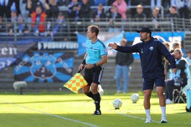 23.08.26, GER, DFB-Pokal, Fussball, 1.Runde, Saison 2026 2027, Dietmar-Scholze-Stadion an der Lohmuehle, 1.FC Phönix Lübeck vs SC Paderborn 07 Coachingzone Seitenlinie Trainerbereich Technische Zone. Trainer Ralf Kettemann (SC Paderborn 07) gibt Anweisungen gestikuliert und schreit Foto nordphoto GmbH Tauchnitz Luebeck Dietmar-Scholze-Stadion an der Lohmuehle SH Germany *** August 23, 2026, GER, DFB Cup, Soccer, 1st Round, 2026–2027 Season, Dietmar Scholze Stadium an der Lohmuehle, 1 FC Phönix Lübeck vs. SC Paderborn 07 Coaching zone, sideline, coaches area, technical zone; Coach Ralf Kettemann of SC Paderborn 07 gives instructions, gesticulates, and shouts. Photo: nordphoto GmbH, Tauchnitz, Lübeck, Dietmar Scholze Stadium an der Lohmühle, SH, Germany Copyright: xnordphotoxGmbHx xTauchnitzx