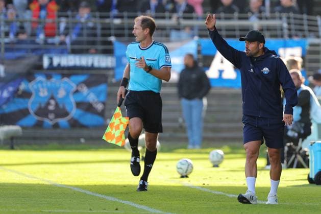 23.08.26, GER, DFB-Pokal, Fussball, 1.Runde, Saison 2026 2027, Dietmar-Scholze-Stadion an der Lohmuehle, 1.FC Phönix Lübeck vs SC Paderborn 07 Coachingzone Seitenlinie Trainerbereich Technische Zone. Trainer Ralf Kettemann (SC Paderborn 07) gibt Anweisungen gestikuliert und schreit Foto nordphoto GmbH Tauchnitz Luebeck Dietmar-Scholze-Stadion an der Lohmuehle SH Germany *** August 23, 2026, GER, DFB Cup, Soccer, 1st Round, 2026–2027 Season, Dietmar Scholze Stadium an der Lohmuehle, 1 FC Phönix Lübeck vs. SC Paderborn 07 Coaching zone, sideline, coaches area, technical zone; Coach Ralf Kettemann of SC Paderborn 07 gives instructions, gesticulates, and shouts. Photo: nordphoto GmbH, Tauchnitz, Lübeck, Dietmar Scholze Stadium an der Lohmühle, SH, Germany Copyright: xnordphotoxGmbHx xTauchnitzx