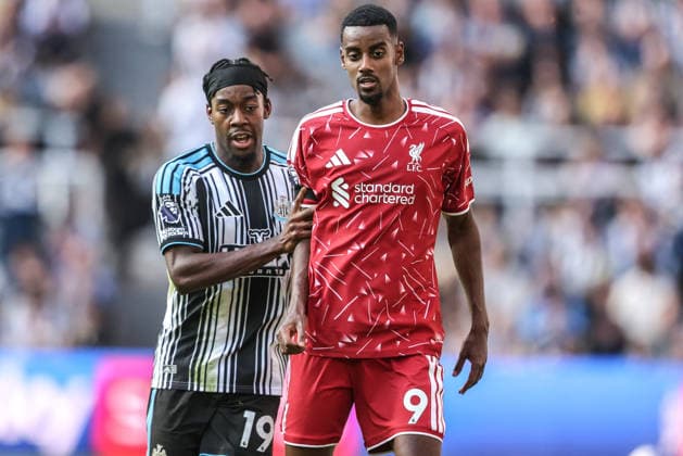 Premier League: Newcastle Untied v Liverpool Alexander Isak of Liverpool is nudged by Anthony Elanga of Newcastle United during the Premier League match Newcastle Untied vs Liverpool at St. James s Park, Newcastle, United Kingdom on 23 August 2026 (Photo by Alfie Cosgrove News Images) Newcastle St. James s Park Tyne and Wear United Kingdom Copyright: xAlfiexCosgrove NewsxImagesx
