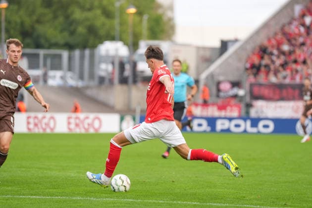 Deutschland: Fussball, DFB-Pokal 2026 27, 1. Runde, Stadion an der Hafenstraße, Essen - Bergeborbeck, Rot-Weiss Essen vs. FC St. Pauli: Abschluss Noah Pesch (Rot-Weiss Essen, 11) *** German Soccer, 2026-27 DFB Cup, First Round, Stadion an der Hafenstraße, Essen-Bergeborbeck, Rot-Weiss Essen vs. FC St. Pauli, Goal by Noah Pesch (Rot-Weiss Essen), 11 Copyright: xMichelxWittex