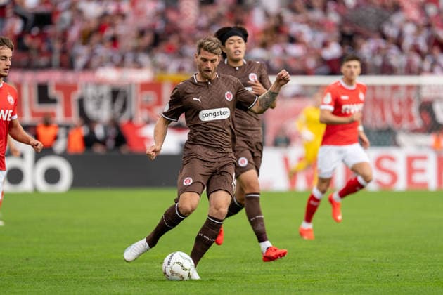23.08.2026, GER Deutschland, Fussball, Saison 2026 2027, DFB-Pokal 1. Runde RW Essen - St. Pauli Marcus Mathisen (FC St. Pauli, 6) Einzelaktion; Ganzkörper Ganzkoerper ; Ball am Fuss; Essen Stadion an der Hafenstraße Nordrhein-Westfalen (NRW) Deutschland *** August 23, 2026, GER Germany, Soccer, 2026–2027 Season, DFB Cup, First Round: RW Essen vs. St. Pauli, Marcus Mathisen (FC St. Pauli), 6 solo plays, full-body, ball at his feet, Essen, Stadion an der Hafenstraße, North Rhine-Westphalia (NRW), Germany Copyright: xnordphotoxGmbHx xChristianxSchulzex