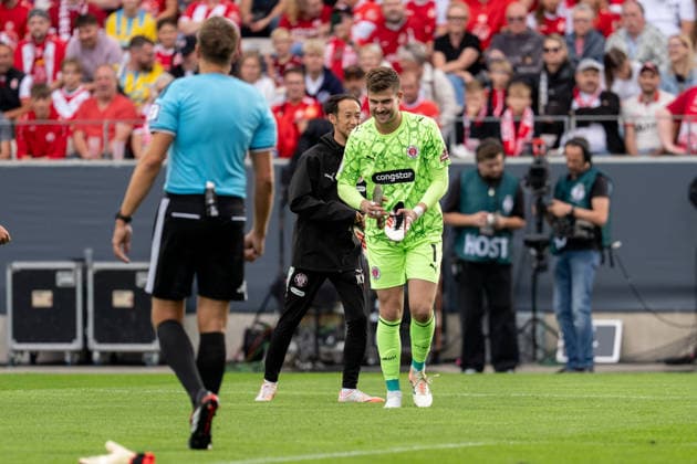 23.08.2026, GER Deutschland, Fussball, Saison 2026 2027, DFB-Pokal 1. Runde RW Essen - St. Pauli Ben Voll (FC St. Pauli, 1) muss die Schuhe tauschen Essen Stadion an der Hafenstraße Nordrhein-Westfalen (NRW) Deutschland *** August 23, 2026, GER Germany, Soccer, 2026–2027 Season, DFB Cup First Round: RW Essen vs. St. Pauli, Ben Voll (FC St. Pauli), 1 has to change his shoes; Essen Stadium on Hafenstraße, North Rhine-Westphalia (NRW), Germany Copyright: xnordphotoxGmbHx xChristianxSchulzex