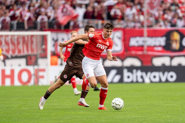 23.08.2026, GER Deutschland, Fussball, Saison 2026 2027, DFB-Pokal 1. Runde RW Essen - St. Pauli Zweikampf zwischen Semir Telalovic (Rot-Weiss Essen, 17) und Mathias Rasmussen (FC St. Pauli, 20) Essen Stadion an der Hafenstraße Nordrhein-Westfalen (NRW) Deutschland *** August 23, 2026, GER Germany, Soccer, 2026–2027 Season, DFB Cup, First Round: RW Essen vs. St. Pauli; duel between Semir Telalovic (Rot-Weiss Essen, 17) and Mathias Rasmussen (FC St. Pauli, 20); Essen Stadium on Hafenstraße, North Rhine-Westphalia (NRW), Germany Copyright: xnordphotoxGmbHx xChristianxSchulzex