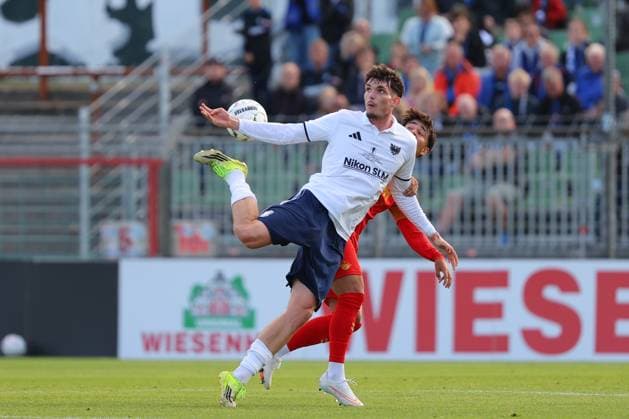 23.08.26, GER, DFB-Pokal, Fussball, 1.Runde, Saison 2026 2027, Dietmar-Scholze-Stadion an der Lohmuehle, 1.FC Phönix Lübeck vs SC Paderborn 07 Kilian Skolik (1.FC Phoenix Luebeck 23) im Zweikampf gegen Laurin Ulrich (SC Paderborn 07 28) Foto nordphoto GmbH Tauchnitz Luebeck Dietmar-Scholze-Stadion an der Lohmuehle SH Germany *** August 23, 2026, Germany, DFB Cup, Soccer, First Round, 2026–2027 Season, Dietmar Scholze Stadion an der Lohmuehle, 1 FC Phönix Lübeck vs. SC Paderborn 07 Kilian Skolik (1 FC Phoenix Lübeck, No. 23) in a tackle against Laurin Ulrich (SC Paderborn 07, No. 28) Photo: nordphoto GmbH, Tauchnitz, Lübeck, Dietmar Scholze Stadium an der Lohmühle, SH, Germany Copyright: xnordphotoxGmbHx xTauchnitzx