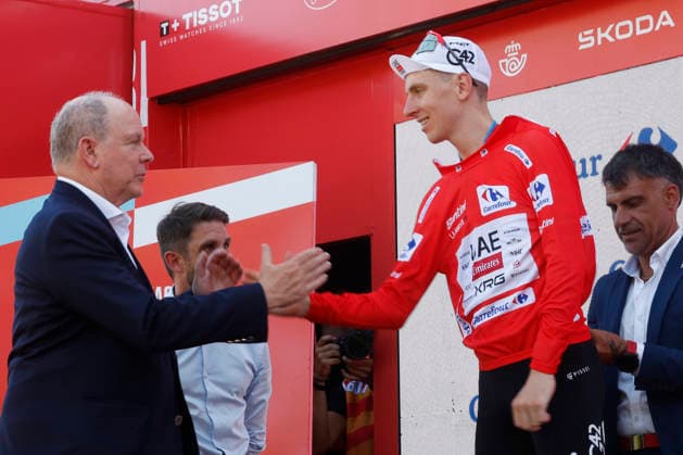 Slovenian cyclist Tadej Pogacar (2R), of UAE Team Emirates XRG, team, is congratulated by Prince Albert II of Monaco(L) as he celebrates on the podium after he became in overall leader after the second stage of La Vuelta a Espana cycling tour, between Monaco and French town of Manosque covering 214.3 km. Second stage of La Vuelta cycling tour !ACHTUNG: NUR REDAKTIONELLE NUTZUNG!  Copyright: xJavierxLizonx GRAF3658 20260823-55021209571_1