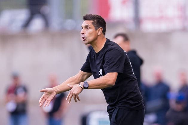 23.08.2026, Fussball, 1. Runde im DFB-Pokal, Rot-Weiss Essen - FC St. Pauli. Trainer Marcel Rapp (FC St. Pauli) gibt Anweisungen. Essen Stadion an der Hafenstraße NRW Deutschland xRHR-FOTO DEx *** August 23, 2026, Soccer, 1st Round of the DFB Cup, Rot Weiss Essen vs. FC St. Pauli; Coach Marcel Rapp of FC St. Pauli gives instructions at the Essen Stadion an der Hafenstraße, North Rhine-Westphalia, Germany; xRHR PHOTO DEx Copyright: DennisxEwert RHR-FOTOx RHR-FOTO DE