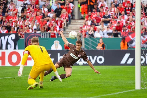 23.08.2026, GER, Fussball, Herren, DFB-Pokal, Saison 2026 2027, Rot-Weiss Essen - St. Pauli Martijn Kaars (Pauli) vergibt eine Chance Essen Stadion an der Hafenstraße Nordrhein-Westfalen Deutschland *** August 23, 2026, GER, Soccer, Men s, DFB Cup, 2026–2027 Season, Rot-Weiss Essen vs. St. Pauli, Martijn Kaars, St. Pauli misses a chance, Essen, Stadion an der Hafenstraße, North Rhine-Westphalia, Germany Copyright: xAdrianxSchlüterx