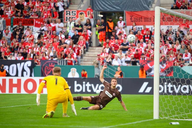 23.08.2026, GER, Fussball, Herren, DFB-Pokal, Saison 2026 2027, Rot-Weiss Essen - St. Pauli Martijn Kaars (Pauli) vergibt eine Chance Essen Stadion an der Hafenstraße Nordrhein-Westfalen Deutschland *** August 23, 2026, GER, Soccer, Men s, DFB Cup, 2026–2027 Season, Rot-Weiss Essen vs. St. Pauli, Martijn Kaars, St. Pauli misses a chance, Essen, Stadion an der Hafenstraße, North Rhine-Westphalia, Germany Copyright: xAdrianxSchlüterx