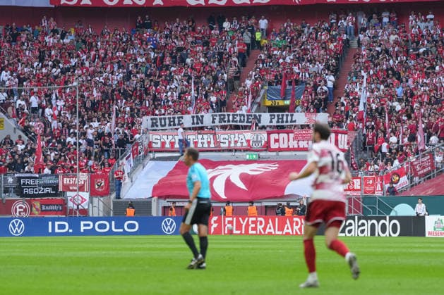 Spruchband der Fans und Ultras auf der Tribüne, Banner, Ruhe in Frieden, Trauer , Deutschland, Fußball, 1. Runde, DFB Pokal, 2026 2027, Fortuna Düsseldorf vs. SC Freiburg, 23.08.2026, Merkur Spiel-Arena, Düsseldorf Düsseldorf Merkur Spiel-Arena Nordrhein-Westfalen Deutschland *** Banner held by fans and ultras in the stands, Rest in Peace, mourning, Germany, soccer, 1st round, DFB Cup, 2026–2027, Fortuna Düsseldorf vs. SC Freiburg, August 23, 2026, Merkur Spiel Arena, Düsseldorf, Düsseldorf, Merkur Spiel Arena, North Rhine-Westphalia, Germany Copyright: xArnexAmbergx