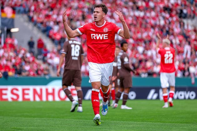 23.08.2026, Fußball, Rot-Weiss Essen - FC St. Pauli, 1. Runde DFB-Pokal 2026 27, Stadion an der Hafenstraße, Saison 2026 2027: Noah Pesch (RWE 11) jubelnd gestikulierend motivierend DFB regulations prohibit any use of photographs as image sequences and or quasi-video. Nordrhein-Westfalen Deutschland *** August 23, 2026, Soccer, Rot Weiss Essen vs. FC St. Pauli, Round 1 of the 2026–27 DFB Cup, Stadion an der Hafenstraße, 2026–2027 season; Noah Pesch (RWE 11) celebrating, gesturing, and motivating. DFB regulations prohibit any use of photographs as image sequences and or quasi-video. North Rhine-Westphalia, Germany
