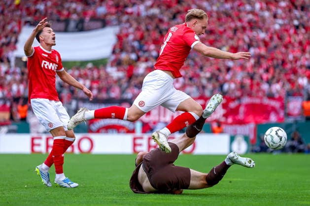 23.08.2026, Fußball, Rot-Weiss Essen - FC St. Pauli, 1. Runde DFB-Pokal 2026 27, Stadion an der Hafenstraße, Saison 2026 2027: David Nemeth (FC St. Pauli 04) im Zweikampf gegen Tony Menzel (RWE 08) DFB regulations prohibit any use of photographs as image sequences and or quasi-video. Nordrhein-Westfalen Deutschland *** August 23, 2026, Soccer, Rot Weiss Essen vs. FC St. Pauli, First Round of the 2026–27 DFB Cup, Stadion an der Hafenstraße, 2026–2027 season: David Nemeth (FC St. Pauli 04) in a tackle against Tony Menzel (RWE 08). DFB regulations prohibit any use of photographs as image sequences and or quasi-video. North Rhine-Westphalia, Germany