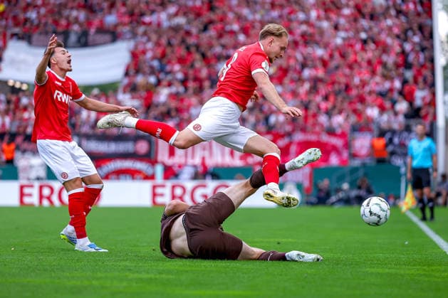 23.08.2026, Fußball, Rot-Weiss Essen - FC St. Pauli, 1. Runde DFB-Pokal 2026 27, Stadion an der Hafenstraße, Saison 2026 2027: David Nemeth (FC St. Pauli 04) im Zweikampf gegen Tony Menzel (RWE 08) DFB regulations prohibit any use of photographs as image sequences and or quasi-video. Nordrhein-Westfalen Deutschland *** August 23, 2026, Soccer, Rot Weiss Essen vs. FC St. Pauli, First Round of the 2026–27 DFB Cup, Stadion an der Hafenstraße, 2026–2027 season: David Nemeth (FC St. Pauli 04) in a tackle against Tony Menzel (RWE 08). DFB regulations prohibit any use of photographs as image sequences and or quasi-video. North Rhine-Westphalia, Germany
