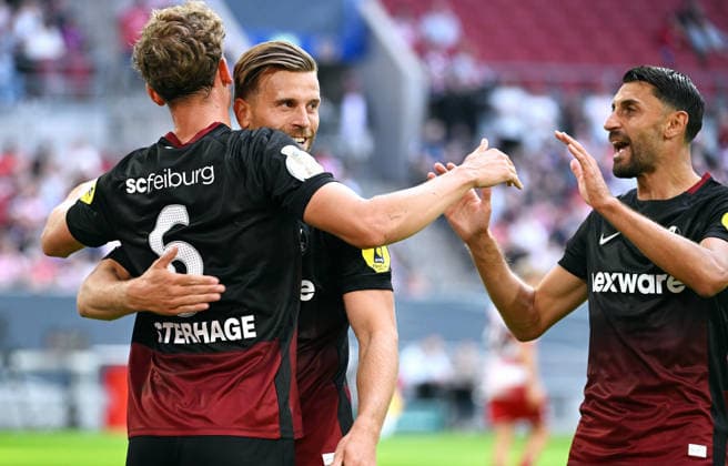 Düsseldorf, Germany, DFB Cup, 1. Round, Merkur-Spiel-Arena Düsseldorf, Fortuna Düsseldorf vs SC Freiburg; Lucas Höler (SCF) celebrates after scoring the 0:1 goal, together with Patrick Osterhage (SCF), Vincenzo Grifo (SCF). Celebration, Joy, Action. *** Düsseldorf, Germany, DFB Cup, 1st Round, Merkur Spiel Arena Düsseldorf, Fortuna Düsseldorf vs. SC Freiburg; Lucas Höler (SCF) celebrates after scoring the 0-1 goal, along with Patrick Osterhage (SCF) and Vincenzo Grifo (SCF); Celebration, Joy, Action