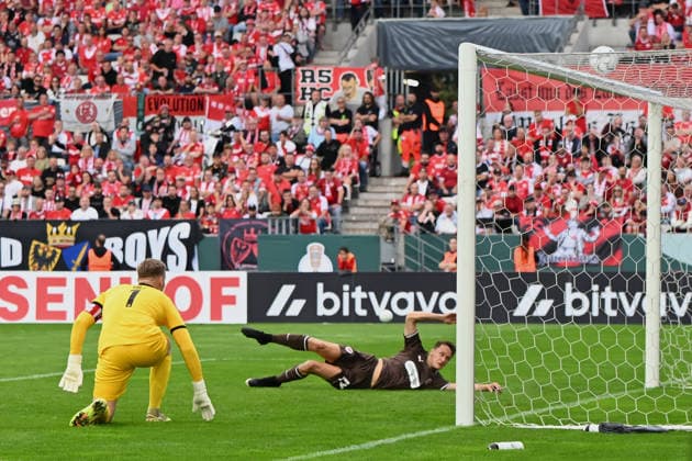Martijn Kaars (FC St. Pauli) verschiesst freistehend ueber das Tor waehrend des DFB-Pokal Spiels zwischen Rot-Weiss Essen v FC St. Pauli, Stadion an der Hafenstrasse am 23. August 2026 in Essen, Deutschland. (Foto von Ralf Treese DeFodi Images) +++ Martijn Kaars (FC St. Pauli) controls the ball during the DFB-Pokal match between Rot-Weiss Essen v FC St. Pauli at Stadion an der Hafenstrasse on August 23, 2026 in Essen, Germany. (Photo by Ralf Treese DeFodi Images) (Photo by Ralf Treese DeFodi Images) - *** Martijn Kaars of FC St. Pauli shoots wide of the goal from an unmarked position during the DFB Cup match between Rot-Weiss Essen and FC St. Pauli, Stadion an der Hafenstrasse on August 23, 2026, in Essen, Germany. Photo by Ralf Treese, DeFodi Images. Martijn Kaars of FC St. Pauli controls the ball during the DFB Cup match between Rot-Weiss Essen and FC St. Pauli at Stadion an der Hafenstrasse on August 23, 2026 in Essen, Germany. Photo by Ralf Treese, DeFodi Images. Photo by Ralf Treese, DeFodi Images.