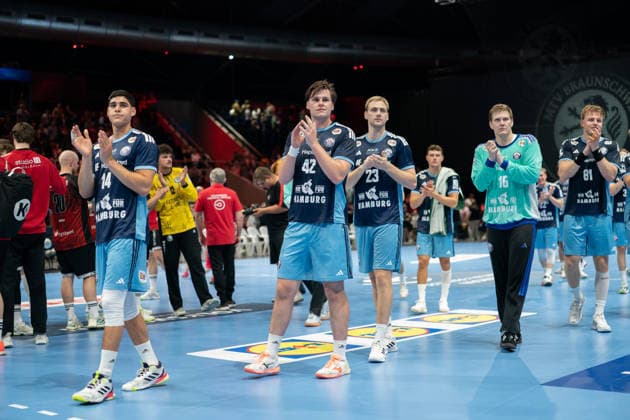 Die Hamburger bedanken sich bei den mitgereisten Fans nach dem Sieg im DHB Pokal GER, MTV Braunschweig gegen HCH Hamburg, Handball, DHB Pokal, 1. Runde, Spielzeit 2026 27, 23.08.2026 GER, MTV Braunschweig gegen HCH Hamburg, Handball, DHB Pokal, 1. Runde, Spielzeit 2026 27, 23.08.2026 Braunschweig *** The Hamburg team thanks the fans who traveled with them after their victory in the DHB Cup GER, MTV Braunschweig vs. HCH Hamburg, Handball, DHB Cup, Round 1, 2026–27 season, August 23, 2026, GER, MTV Braunschweig vs. HCH Hamburg, handball, DHB Cup, Round 1, 2026–27 season, August 23, 2026, Braunschweig Copyright: xEibner-Pressefoto DanielxREINELTx EP_DRT