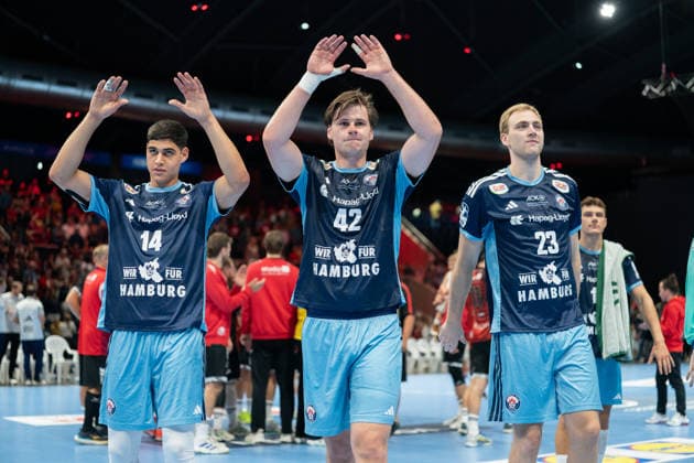 Mahmoud El-Shobaky (Nr. 14 HCH Hamburg), Jan Christian Schmidt (Nr. 42 HCH Hamburg) und Einar Olafsson (Nr. 23 HCH Hamburg) freudig nach Abpfiff GER, MTV Braunschweig gegen HCH Hamburg, Handball, DHB Pokal, 1. Runde, Spielzeit 2026 27, 23.08.2026 GER, MTV Braunschweig gegen HCH Hamburg, Handball, DHB Pokal, 1. Runde, Spielzeit 2026 27, 23.08.2026 Braunschweig *** Mahmoud El Shobaky No. 14, HCH Hamburg; Jan Christian Schmidt No. 42, HCH Hamburg; and Einar Olafsson No. 23, HCH Hamburg, celebrating after the final whistle GER, MTV Braunschweig vs. HCH Hamburg, handball, DHB Cup, 1st round, 2026–27 season, August 23, 2026, GER, MTV Braunschweig vs. HCH Hamburg, Handball, DHB Cup, Round 1, 2026–27 season, August 23, 2026, Braunschweig Copyright: xEibner-Pressefoto DanielxREINELTx EP_DRT