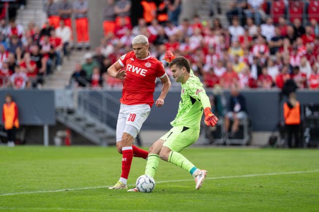 23.08.2026, GER Deutschland, Fussball, Saison 2026 2027, DFB-Pokal 1. Runde RW Essen - St. Pauli Zweikampf zwischen Ben Voll (FC St. Pauli, 1) und Marek Janssen (Rot-Weiss Essen, 20) Essen Stadion an der Hafenstraße Nordrhein-Westfalen (NRW) Deutschland *** August 23, 2026, GER Germany, Soccer, 2026–2027 Season, DFB Cup, First Round: RW Essen vs. St. Pauli; tackle between Ben Voll of FC St. Pauli (1) and Marek Janssen of Rot-Weiss Essen (20); Essen Stadium on Hafenstraße, North Rhine-Westphalia (NRW), Germany Copyright: xnordphotoxGmbHx xChristianxSchulzex