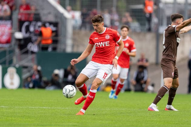 23.08.2026, GER Deutschland, Fussball, Saison 2026 2027, DFB-Pokal 1. Runde RW Essen - St. Pauli Semir Telalovic (Rot-Weiss Essen, 17) Einzelaktion; Ganzkörper Ganzkoerper ; Ball am Fuss; Essen Stadion an der Hafenstraße Nordrhein-Westfalen (NRW) Deutschland *** August 23, 2026, GER Germany, Soccer, 2026–2027 Season, DFB Cup, First Round: RW Essen vs. St. Pauli, Semir Telalovic, Rot-Weiss Essen, 17, solo play, full-body, ball at his feet, Essen Stadium on Hafenstraße, North Rhine-Westphalia (NRW), Germany Copyright: xnordphotoxGmbHx xChristianxSchulzex