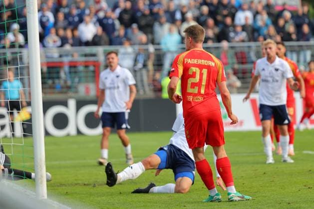 23.08.26, GER, DFB-Pokal, Fussball, 1.Runde, Saison 2026 2027, Dietmar-Scholze-Stadion an der Lohmuehle, 1.FC Phönix Lübeck vs SC Paderborn 07 Tor zum 0:1. Torschütze Torschuetze Jano ter Horst (SC Paderborn 07 21) trifft zum 0:1 ins Tor von Torwart Tim Kips (1.FC Phoenix Luebeck 01) Foto nordphoto GmbH Tauchnitz Luebeck Dietmar-Scholze-Stadion an der Lohmuehle SH Germany *** August 23, 2026, Germany, DFB Cup, Soccer, 1st Round, 2026–2027 Season, Dietmar Scholze Stadium an der Lohmuehle, 1 FC Phönix Lübeck vs. SC Paderborn 07 Goal: 0–1 Scorer: Jano ter Horst (SC Paderborn 07) scores the 0–1 goal past goalkeeper Tim Kips. 1 FC Phönix Lübeck 01 Photo: nordphoto GmbH Tauchnitz Lübeck, Dietmar Scholze Stadium an der Lohmuehle, SH, Germany Copyright: xnordphotoxGmbHx xTauchnitzx